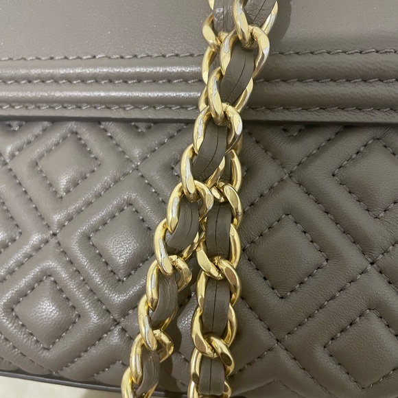 Tory Burch FLEMING CONVERTIBLE SHOULDER BAG. - Picture 9 of 15